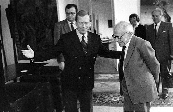 Z leva prof. Höschl, Václav Havel, Karl Popper