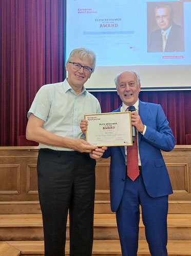 Prof. Widimský přebírá ocenění elitního recenzenta roku prestižního časopisu European Heart Journal z rukou šéfredaktora (zdroj Twitter)