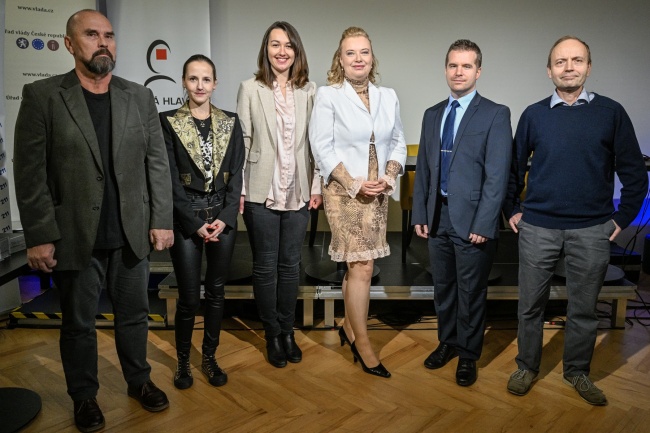 Laureáti národního ocenění Česká hlava. Zleva Petr Pyšek, Martina Benešová-Schäfer, Alžběta Dostálková, Ilona Hromadníková, Petr Sezemský a zástupce sdružení Cesnet Sven Ubik FOTO – ČTK/Vít Šimánek