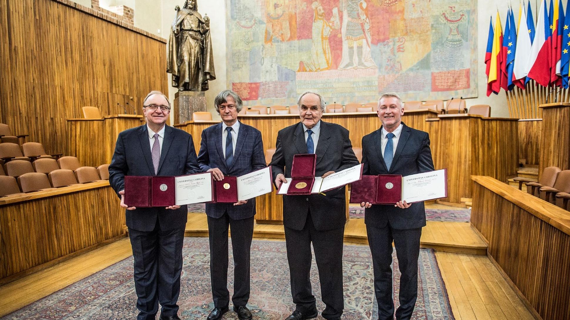 Tři ze čtyř oceněných pamětní medailí na vědecké radě UK jsou z 3. LF