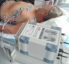 Obr. 1: Použití UHF-ECG v praxi Obr. 1: Použití UHF-ECG v praxi