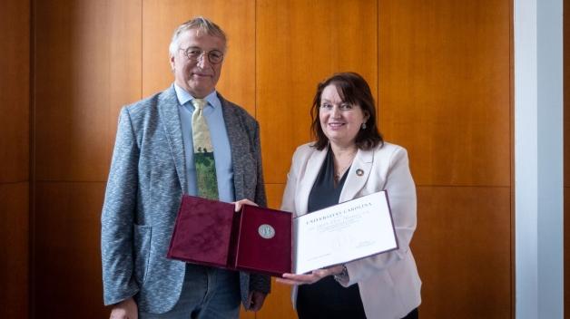 Neurochirurg a pedagog 3. LF UK Prof. P. Haninec, CSc. obdržel stříbrnou medaili UK