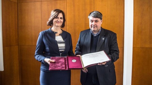 Vědecká rada UK ocenila prof. Ivanu Štětkářovou stříbrnou medaili za významné dílo