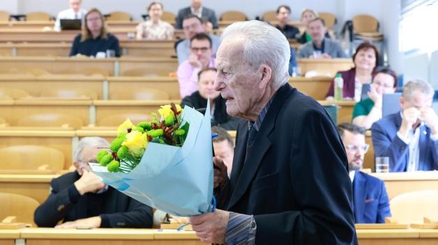 Doc. MUDr. Jan Šprindrich, CSc. obdržel slavnostní kytici k významnému životnímu jubileu