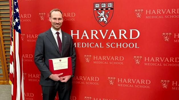 MUDr. David Lauer jako první český lékař úspěšně zakončil roční postgraduální hybridní prezenčně-distanční studijní program „Clinical Science Scholars Program“, který vznikl ve spolupráci Harvard Medical School a Semmelweis University v Budapešti