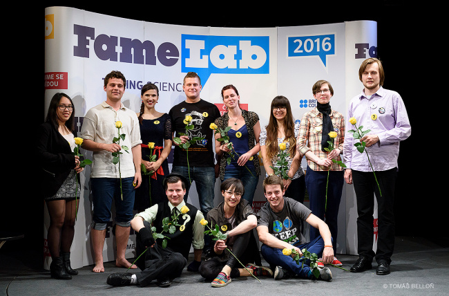 Foto finalistů/ek soutěže FameLab 2016. Sstojící zleva: To Quyen Nguyenová (Nikola), Jakub Kubečka, Lenka Zychová, Petr Pavlík, Monika Benkocká, Gabriela Gabčová, Julie Nováková, Martin Kozakovič. Sedící zleva:  Stanislav Kovář, Eliška Selinger, Václav Bystrianský.