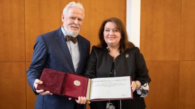Prof. Milan Bayer převzal univerzitní pamětní medaili