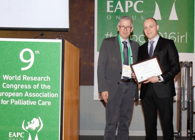 PhDr. Martin Loučka, Ph.D. přebírá ocenění od EAPC