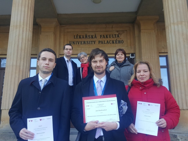 Reprezentanti 3. LF UK. 1. řada zleva: MUDr. David Šilhán, Jan Rambousek, Bc. Pavlína Hrdinová. 2. řada zleva: doc. MUDr. Jan Polák, Ph.D., PhDr. Hana Svobodová, Ph.D. prof. MUDr. Romana Šlamberová, Ph.D. Reprezentanti 3. LF UK. 1. řada zleva: MUDr. David Šilhán, Jan Rambousek, Bc. Pavlína Hrdinová. 2. řada zleva: doc. MUDr. Jan Polák, Ph.D., PhDr. Hana Svobodová, Ph.D. prof. MUDr. Romana Šlamberová, Ph.D.